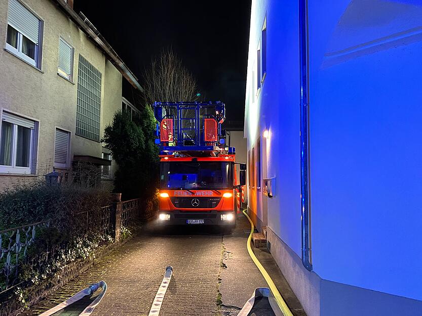 Die Löscharbeiten wurden dadurch erschwert, dass das Haus in zweiter Reihe steht. Die Löscharbeiten wurden dadurch erschwert, dass das Haus in zweiter Reihe steht.