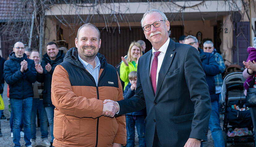 Jonas Egner (links) wird Bürgermeister in Jagsthausen und damit Nachfolger von Roland Halter. Jonas Egner (links) wird Bürgermeister in Jagsthausen und damit Nachfolger von Roland Halter.