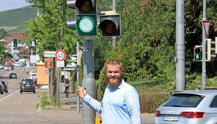 Fingerzeig in Richtung einer hier funktionierenden grünen Welle: Jens Boysen vom Amt für Straßenwesen an der Kreuzung Oststraße/Moltkestraße.
Fotos: Ralf Seidel