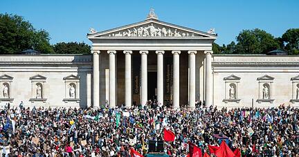 Menschen nehmen in München an der Protestaktion der Bewegung Fridays for Future teil.