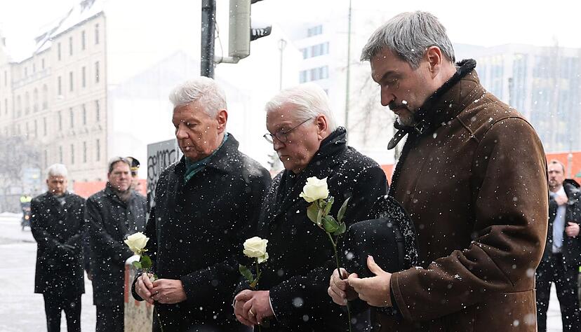 Bundespräsident Frank-Walter Steinmeier (M) besuchte den Tatort. Bundespräsident Frank-Walter Steinmeier (M) besuchte den Tatort.