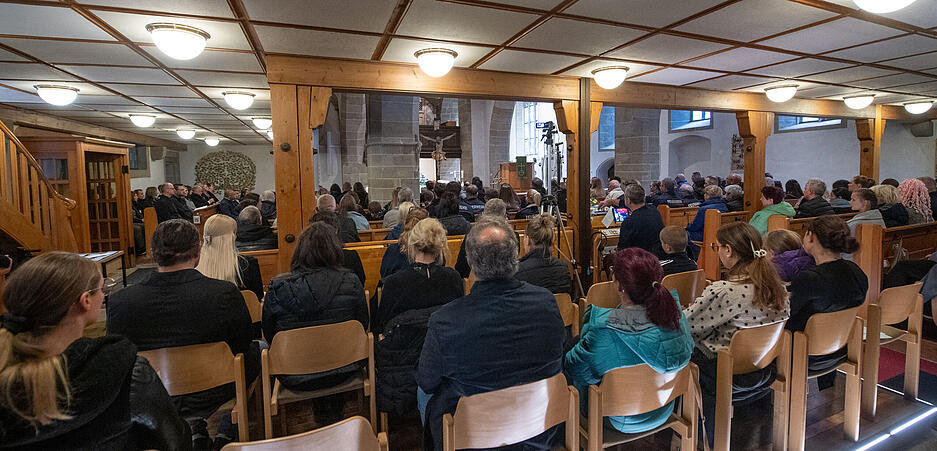Gedenkfeier für getöteten Jungen in der St. Laurentiuskirche in Niedernhall.