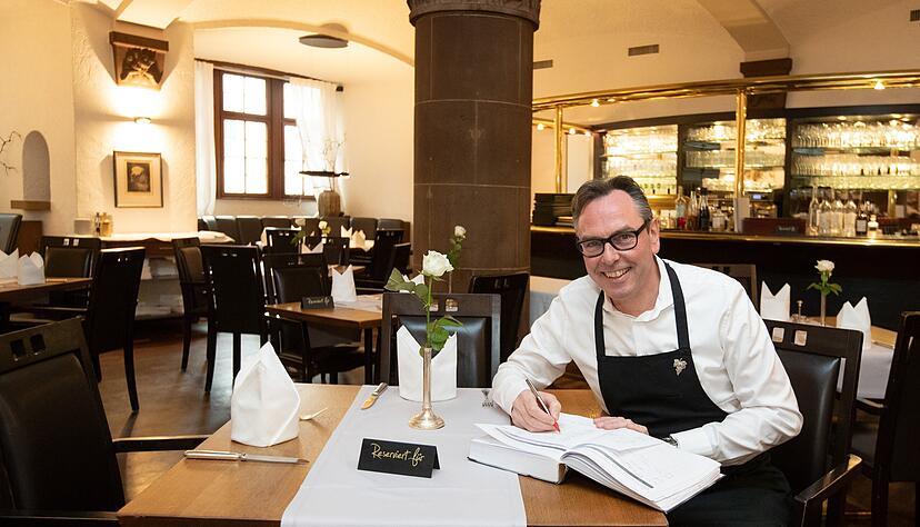 Ratskeller-Chef Rainer Mosthaf freut sich über jeden Gast, der vorbestellt. Wenn jemand aber seine Reservierung nicht absagt, kann Mosthaf sauer werden. Ratskeller-Chef Rainer Mosthaf freut sich über jeden Gast, der vorbestellt. Wenn jemand aber seine Reservierung nicht absagt, kann Mosthaf sauer werden.