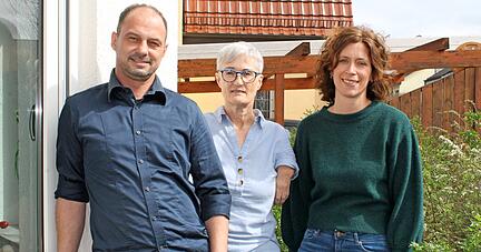 "Der Tod geh&ouml;rt zum Leben", finden Bestatter Andreas Guhl und die Sterbe- und Trauerbegleiterinnen Heidi Nowak und Melanie Bolch (von links).
Foto: Julia Haaga