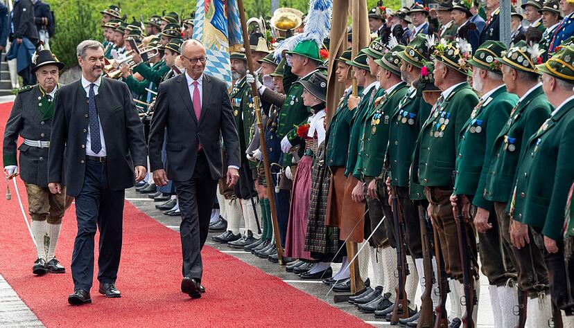 Empfangen wurde der Kanzler unter anderem von einer Abordnung von Gebirgsschützen. Empfangen wurde der Kanzler unter anderem von einer Abordnung von Gebirgsschützen.
