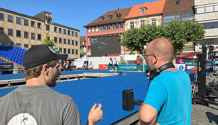 Passt alles? Jacob Denzel (l.) bespricht mit dem technischen Leiter noch einige Details.