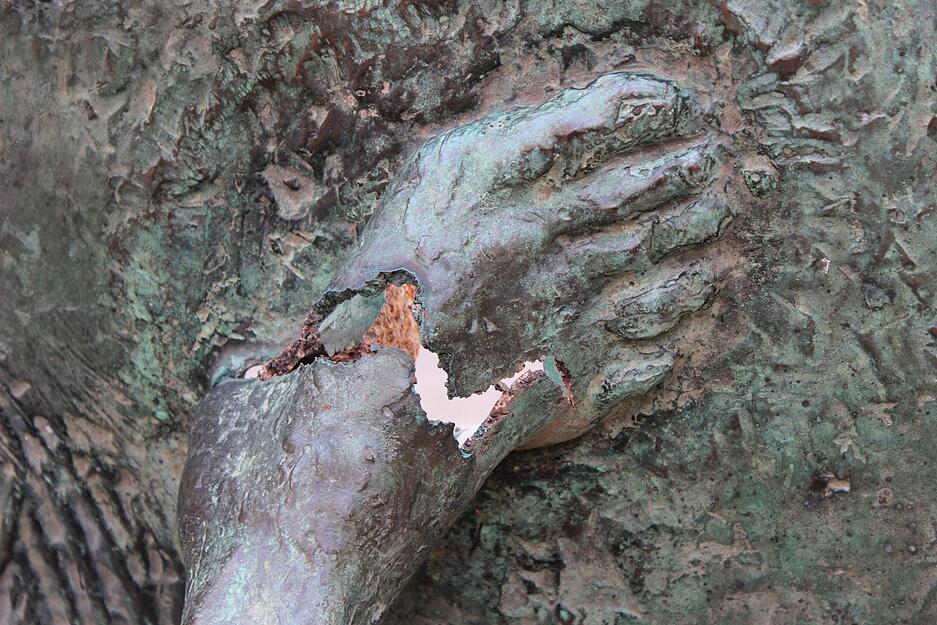 Als die Statue kippte, gab es auch Risse an beiden Füßen. Als die Statue kippte, gab es auch Risse an beiden Füßen.