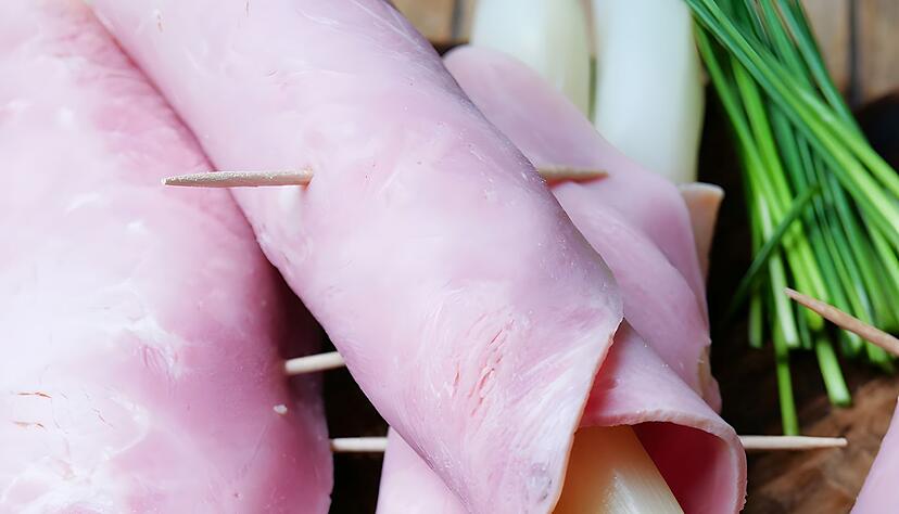 Im Rezept hei&szlig;t es: Die Schinkenscheiben mit je einer Scheibe Gouda und zwei gekochten Spargelstangen belegen und zusammenrollen.