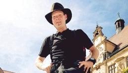 „Sie hat viel zu viel von meinem Leben genommen, sie bekommt keinen Zentimeter mehr.“
Bert Simon „Sie hat viel zu viel von meinem Leben genommen, sie bekommt keinen Zentimeter mehr.“
Bert Simon