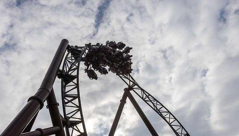 Ein Zug der Achterbahn «Voltron Nevera» fährt mit Wasserdummys beladen durch einen Looping. Ein Zug der Achterbahn «Voltron Nevera» fährt mit Wasserdummys beladen durch einen Looping.