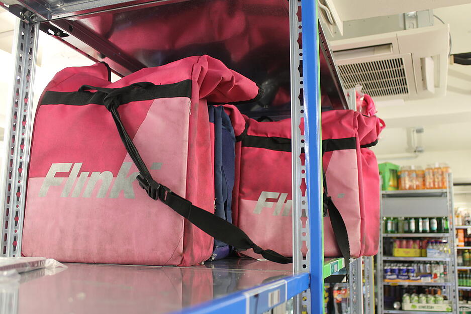 Die Waren werden vor der Auslieferung gescannt und geprüft. Die Waren werden vor der Auslieferung gescannt und geprüft.