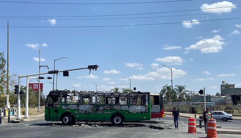 In mehreren Bundesstaaten wurden Stra&szlig;en mit brennenden Autos, Lastwagen und Bussen gesperrt.