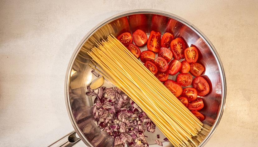 Hier muss nur noch Fl&uuml;ssigkeit dr&uuml;ber und dann geht es ab auf den Herd: One-Pot-Gerichte kombinieren alle Zutaten in einem Topf.