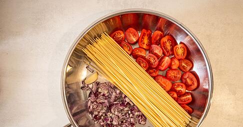 Hier muss nur noch Fl&uuml;ssigkeit dr&uuml;ber und dann geht es ab auf den Herd: One-Pot-Gerichte kombinieren alle Zutaten in einem Topf.