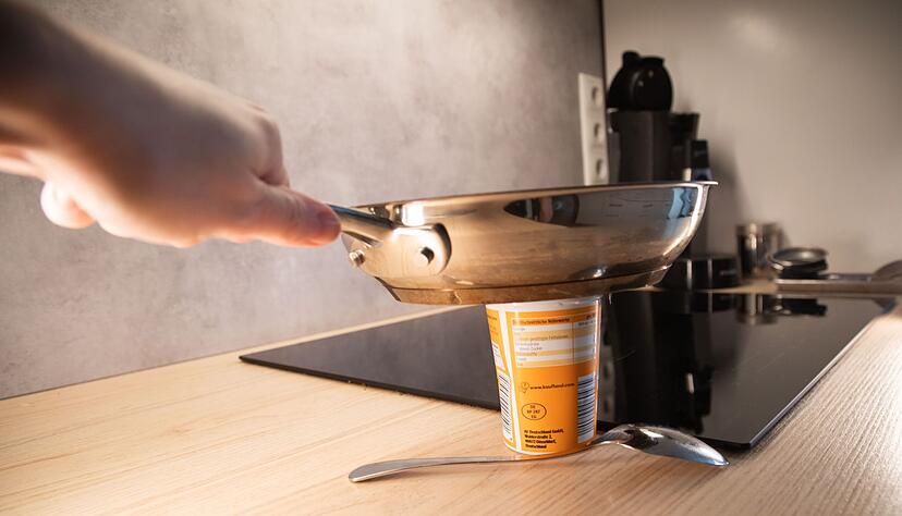 Schritt 2: Die heiße Pfanne für zwei Sekunden auf den Deckel legen und leicht andrücken. Schritt 2: Die heiße Pfanne für zwei Sekunden auf den Deckel legen und leicht andrücken.