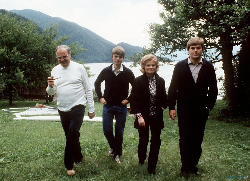 Bundeskanzler Helmut Kohl, seine Gattin Hannelore und die S&ouml;hne Walter und Peter laufen im Juni 1981 &uuml;ber eine gr&uuml;ne Wiese am Wolfgangsee. Der Kanzler und seine Familie verbrachten viele Jahre lang die Sommerferien im &ouml;sterreichischen St. Gilgen am Wolfgangsee. Foto: Archiv/Heinz Wieseler/dpa