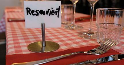 Ein Schild mit der Aufschrift «Reserviert» steht auf einem Tisch in einem Restaurant.