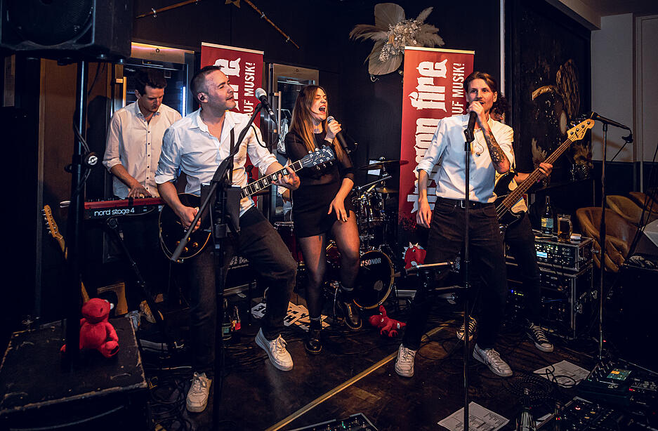 Im Backbones Steakhose rockt die Band Dragon Fire bei der Live-Nacht die Bühne. Im Backbones Steakhose rockt die Band Dragon Fire bei der Live-Nacht die Bühne.