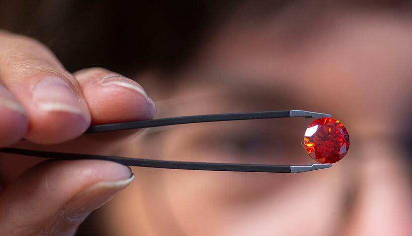 Ein Diamant aus Asche kostet mehrere tausend Euro. (Archivbild)