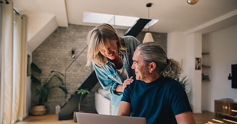 Haben gut lachen: Wessen Immobilie im Laufe der Zeit stark im Wert gestiegen ist, der kann bei der Anschlussfinanzierung von g&uuml;nstigeren Konditionen profitieren.