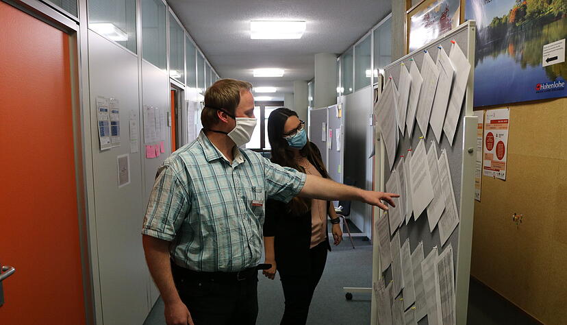 Infektionsketten ausfindig machen: die Fallermittler Christian Ott und Lorena Nied. Foto: Reichert