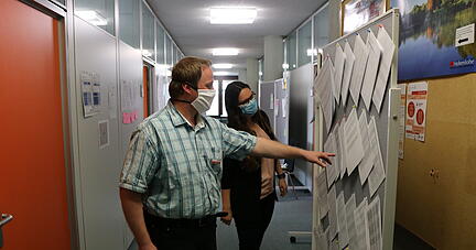 Infektionsketten ausfindig machen: die Fallermittler Christian Ott und Lorena Nied. Foto: Reichert
