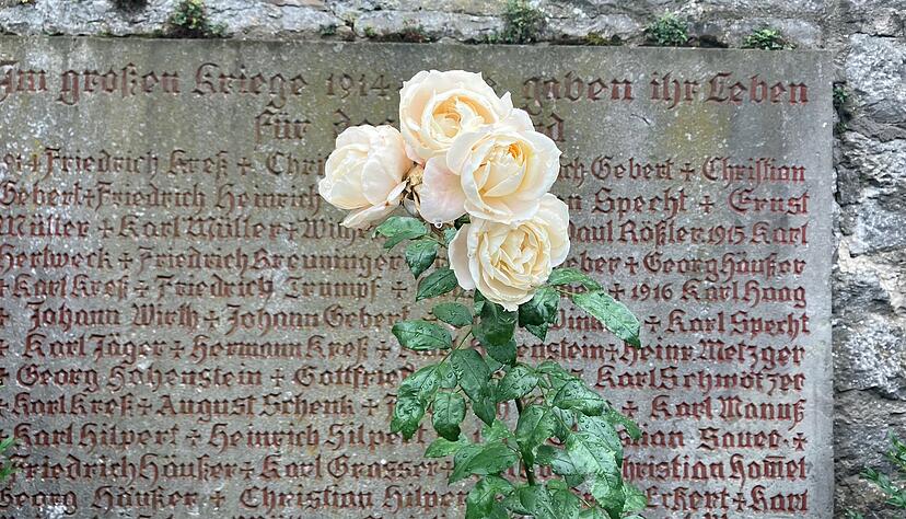 Entlang des Pfades erinnern weiße Rosen an die gleichnamige Widerstandsgruppe gegen die Nazis. Entlang des Pfades erinnern weiße Rosen an die gleichnamige Widerstandsgruppe gegen die Nazis.