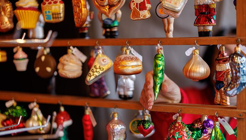 Kuchenstück, Chili, Nussknacker - die Auswahl an Weihnachtsbaumschmuck ist riesig. Kuchenstück, Chili, Nussknacker - die Auswahl an Weihnachtsbaumschmuck ist riesig.