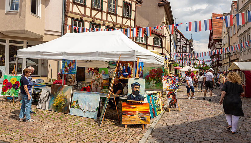 Beim Markt Montmartre Flair verwandeln sich die Gassen der Altstadt in Bad Wimpfen in ein Klein-Paris.