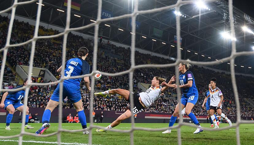 Akrobatisch zum 4:0: Larissa Mühlhaus. Akrobatisch zum 4:0: Larissa Mühlhaus.