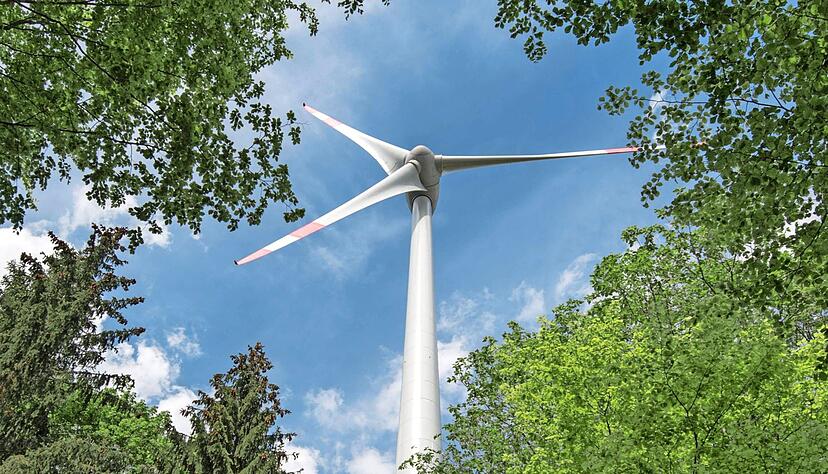 Bislang nicht gänzlich unumstritten, aber gerade in waldreichen Gebieten für die Energiewende nötig: ein Ökostrom-Generator umsäumt von Bäumen. Bislang nicht gänzlich unumstritten, aber gerade in waldreichen Gebieten für die Energiewende nötig: ein Ökostrom-Generator umsäumt von Bäumen.