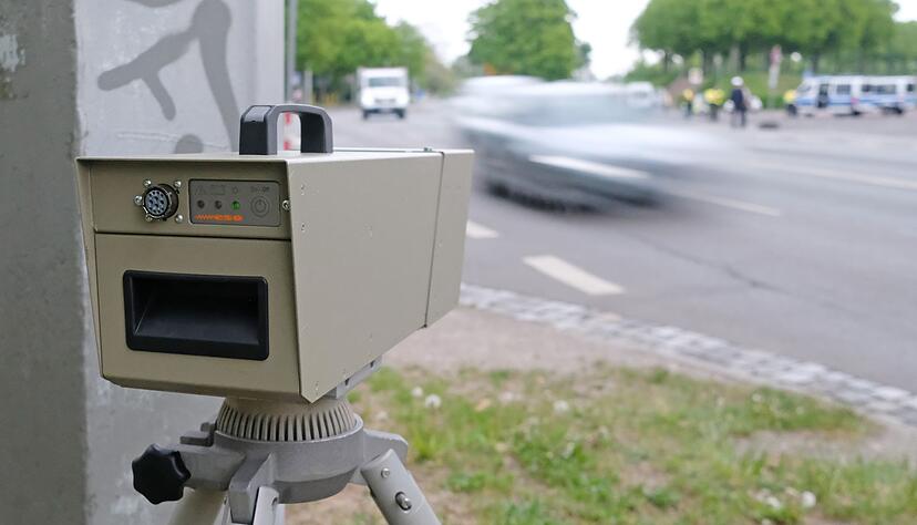 Lieber ans Tempolimit halten, dann macht der Kasten am Wegesrand auch kein teures Foto.