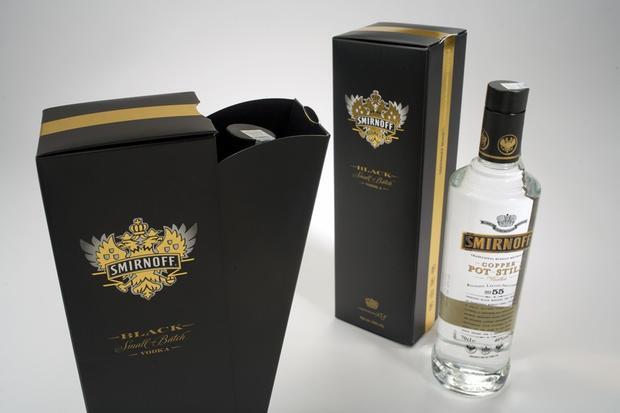 Den Preis &raquo;Carton of the Year 2008&laquo; gab es vom europ&auml;ischen Verband der Karton- und Verpackungshersteller ECMA f&uuml;r die als Swingbox konstruierte und edel gestaltete Faltschachtel der Luxusspirituose &raquo;Smirnoff Vodka Black&laquo; der Firma Diageo.