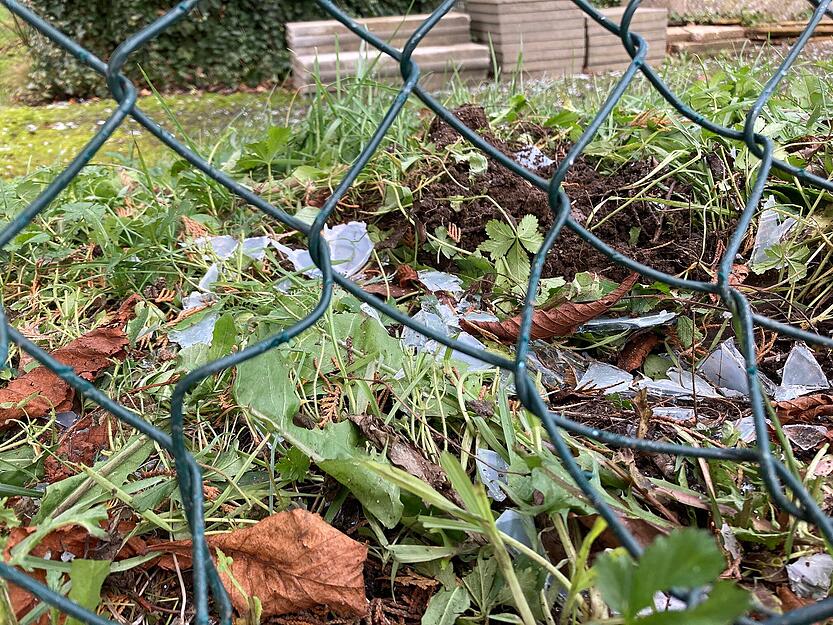 Glassplitter flogen bis ins Gartengrundstück auf der gegenüberliegenden Straßenseite.