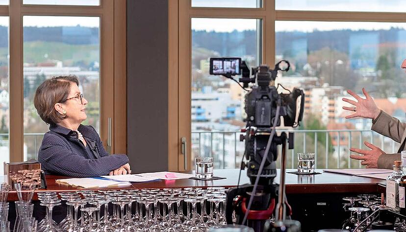 In der Skybar des Parkhotels sprach Anke Stiefel-Bechdolf mit Chefredakteur Uwe Ralf Heer. Dabei kritisierte sie unter anderem den Hass und die Drohungen in den sozialen Medien gegen ihren Mandanten im sogenannten Raserprozess. In der Skybar des Parkhotels sprach Anke Stiefel-Bechdolf mit Chefredakteur Uwe Ralf Heer. Dabei kritisierte sie unter anderem den Hass und die Drohungen in den sozialen Medien gegen ihren Mandanten im sogenannten Raserprozess.