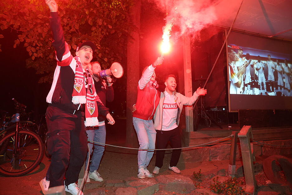 Freudentänze im Biergarten Foodcourt nach dem VfB-Sieg im DFB-Pokal. Freudentänze im Biergarten Foodcourt nach dem VfB-Sieg im DFB-Pokal.