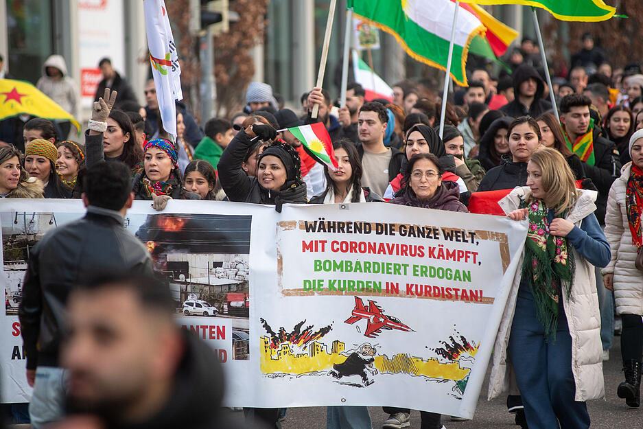 Teilnehmer einer pro-kurdischen Demonstration ziehen durch die Innenstadt von Heilbronn.