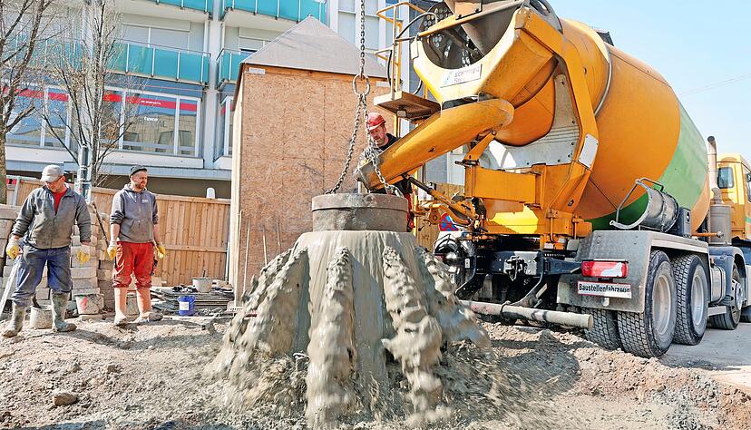 Grundwasser und Beton sprudeln aus dem Bohrloch auf der Barthel-Baustelle. 89 Stützen werden derzeit zur Stabilisierung des Untergrunds hergestellt. Grundwasser und Beton sprudeln aus dem Bohrloch auf der Barthel-Baustelle. 89 Stützen werden derzeit zur Stabilisierung des Untergrunds hergestellt.