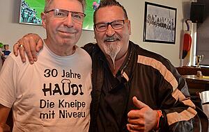 Wirt Timo Gries (rechts) schaut das deutsche Auftaktspiel bei Kollege Wolfgang Hauth im Haudi in Flein.