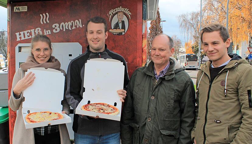 Saskia Kappes und Erik B&uuml;low pr&auml;sentieren die ersten Pizzen, neben ihnen der Gesch&auml;ftsf&uuml;hrer Claus Endre&szlig; (zweiter v.r.) mit seinem Sohn Andr&eacute;.
Foto: Christoph Kraft