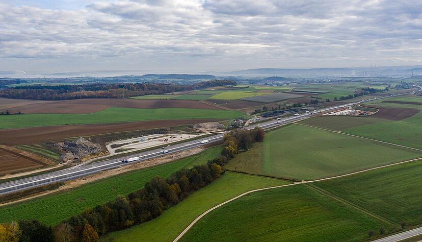 Kilometerweit erstrecken sich Felder entlang der der A6. Ihr Ausbau und der neue Lkw-Parkplatz Eichhäuser Hof haben Folgen für die Landwirtschaft.
Foto: Matthias Bitsch