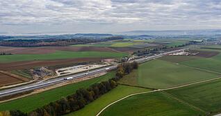 Kilometerweit erstrecken sich Felder entlang der der A6. Ihr Ausbau und der neue Lkw-Parkplatz Eichhäuser Hof haben Folgen für die Landwirtschaft.
Foto: Matthias Bitsch Kilometerweit erstrecken sich Felder entlang der der A6. Ihr Ausbau und der neue Lkw-Parkplatz Eichhäuser Hof haben Folgen für die Landwirtschaft.
Foto: Matthias Bitsch