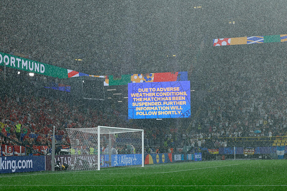 Es war kaum noch was zu sehen im Dortmunder Stadion aufgrund des Unwetters beim Spiel Deutschland gegen Dänemark.