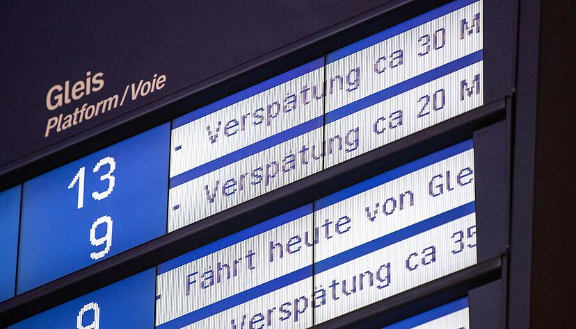 Zu Beginn der Fu&szlig;ball-Europameisterschaft war fast jeder zweite Fernzug der Deutschen Bahn versp&auml;tet. (Archivbild)