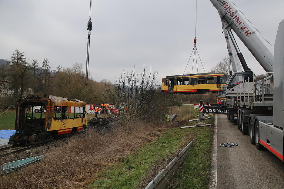 Unterdessen suchen Gutachter, Sachverständige und Kriminaltechniker weiter nach der Ursache für das Unglück. Unterdessen suchen Gutachter, Sachverständige und Kriminaltechniker weiter nach der Ursache für das Unglück.