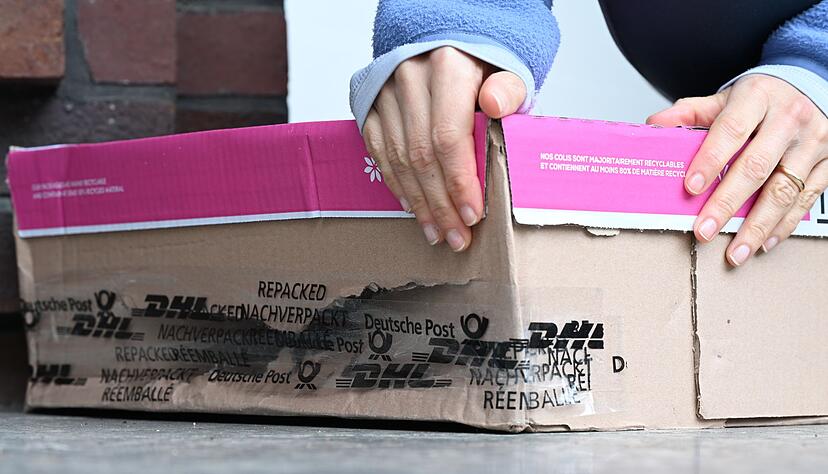 Das mit Klebeband notd&uuml;rftig geflickte Paket ist endlich da, der Inhalt kaputt: Eine beispielhafte Szene aus Deutschland im November 2025.