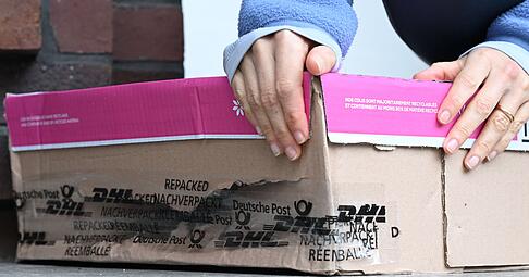 Das mit Klebeband notdürftig geflickte Paket ist endlich da, der Inhalt kaputt: Eine beispielhafte Szene aus Deutschland im November 2025. Das mit Klebeband notdürftig geflickte Paket ist endlich da, der Inhalt kaputt: Eine beispielhafte Szene aus Deutschland im November 2025.