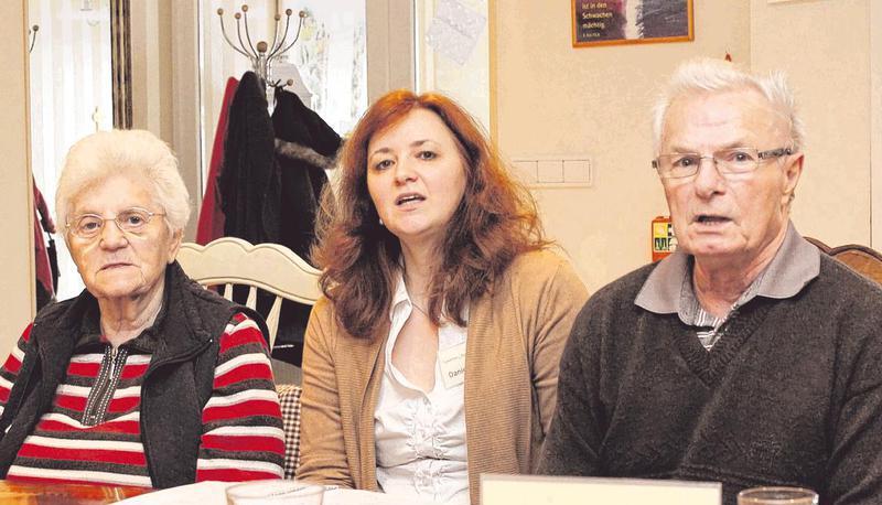 Daniela Fusco (Mitte) singt mit ihren G&auml;sten in der Tagespflege regelm&auml;&szlig;ig Volkslieder. Der &auml;lteste Gast ist 93, die j&uuml;ngste Besucherin 72 Jahre alt.
Foto: Tanja Ochs