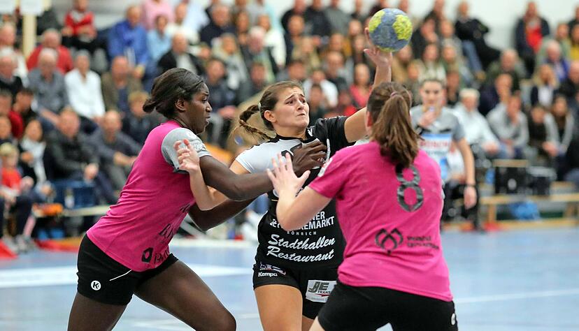 Kaum ein Durchkommen f&uuml;r Saskia Benz (Mitte) gegen die k&ouml;rperlich starken Metzingerinnen Laetitia Quist (li.) und Svenja H&uuml;bner.
Foto: Andreas Veigel