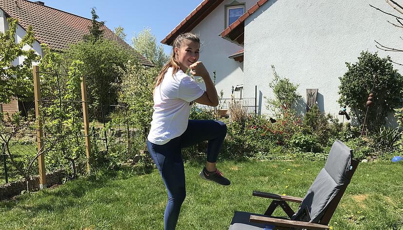 Saskia Deininger ist an der Sportschule Waldenburg. Auch dort findet gerade kein Präsenzunterricht statt. Also müssen die Schüler daheim Einheiten turnen und auf Video aufzeichnen.
Foto: Yvonne Tscherwitschke